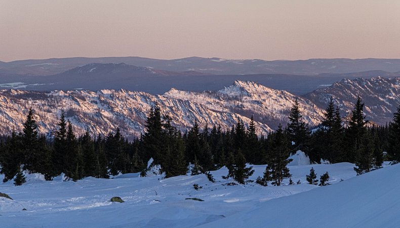 Вид на хр. Бакты. Позади гора Баштур и хр. Уралтау
