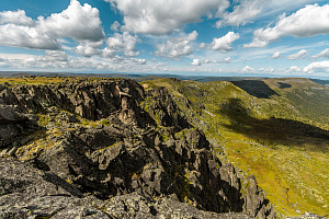 А справа от гребня обрыв