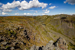 Справа на горизонте чернеет пик Босан