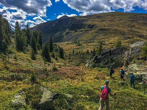 Спуск на Солнечный перевал. Фото - Лена Сенцова