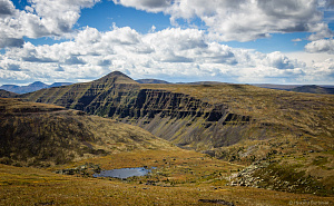 Показалось озеро на перевале ниже