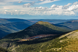 Вид на Тункинские Гольцы, по горизонту