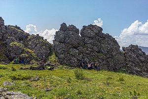 Скальный цирк, где поставили лагерь, Семичеловечья